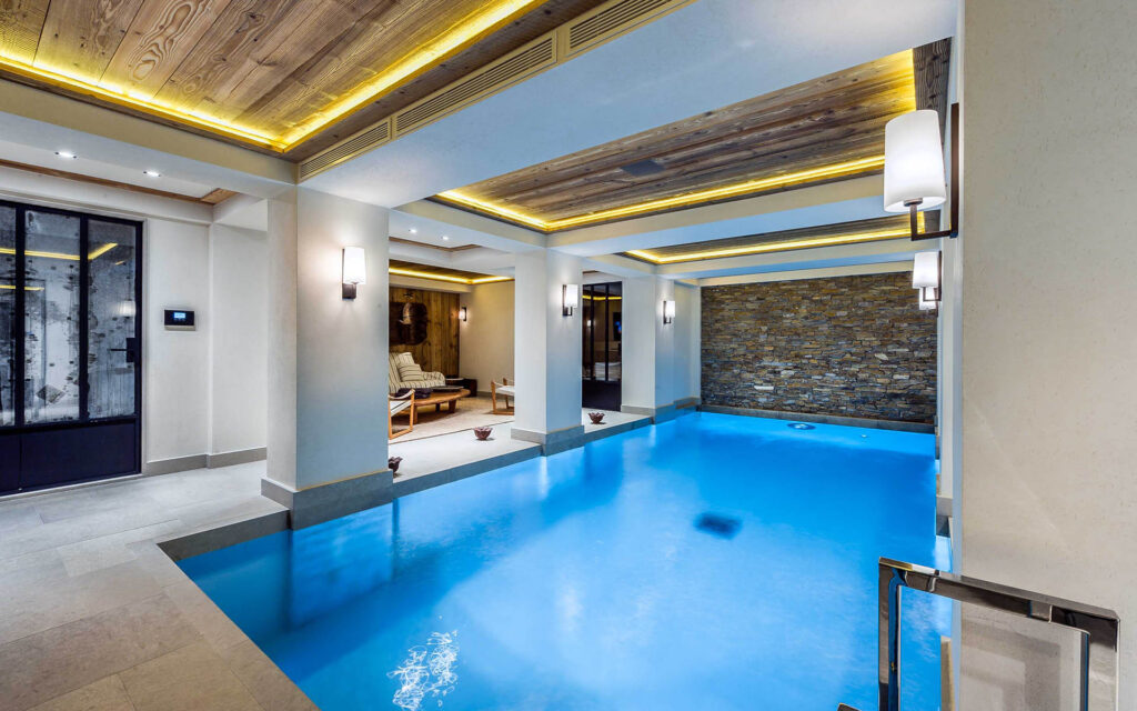22 nanuq swimming pool