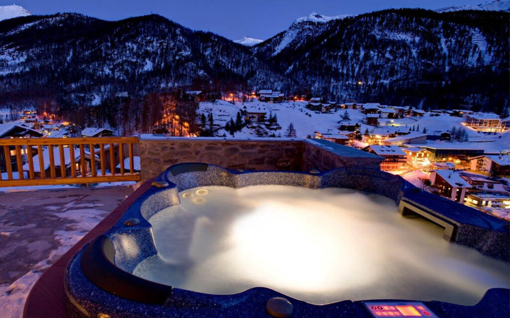 Gemini   Out door hot tube med res