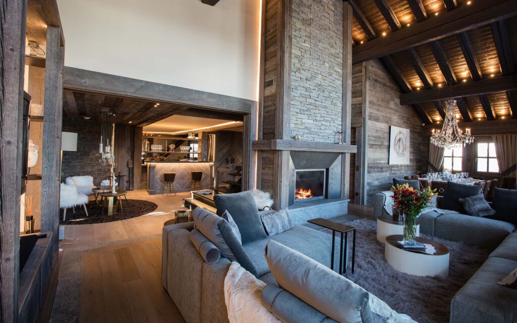 Lounge with bar and dining