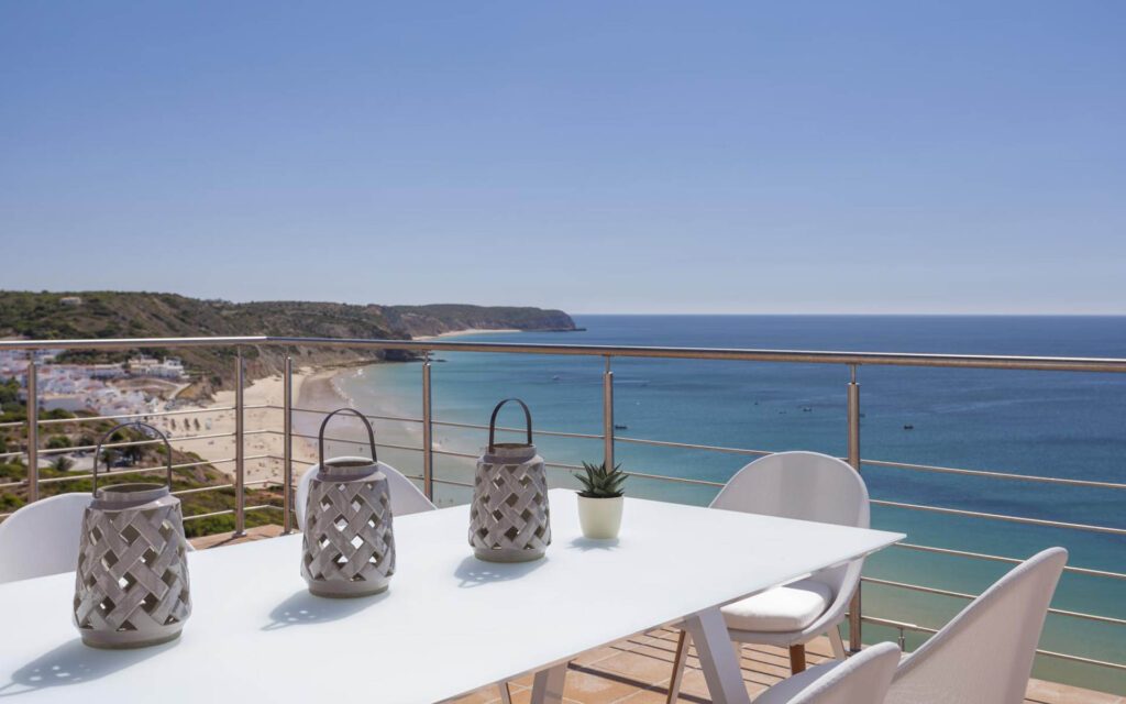 Villa Mar a Vista Terrace Dining table
