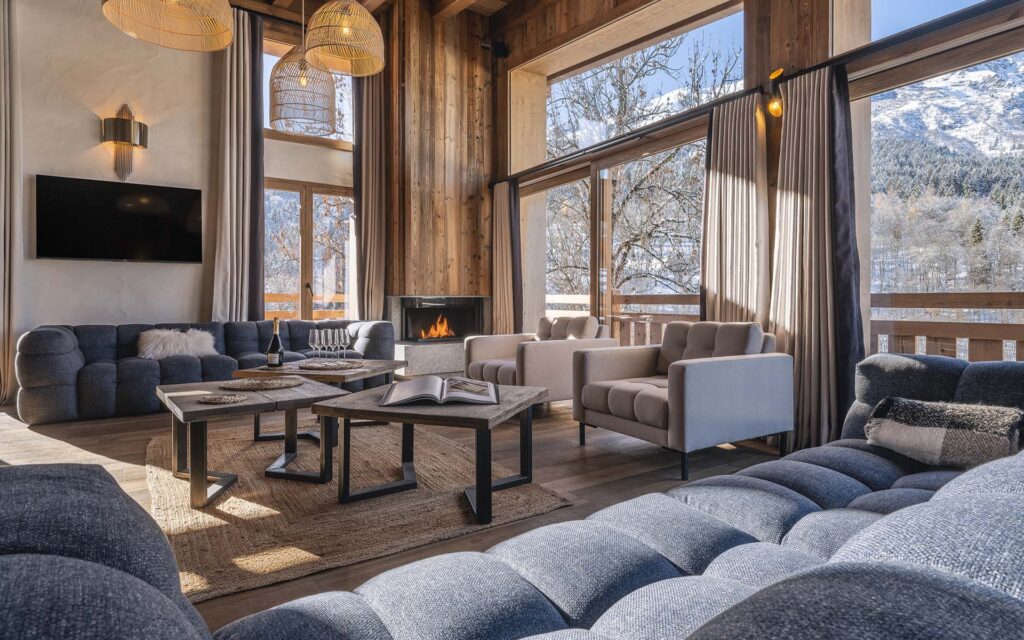 Salon avec cheminee Lounge with fireplace